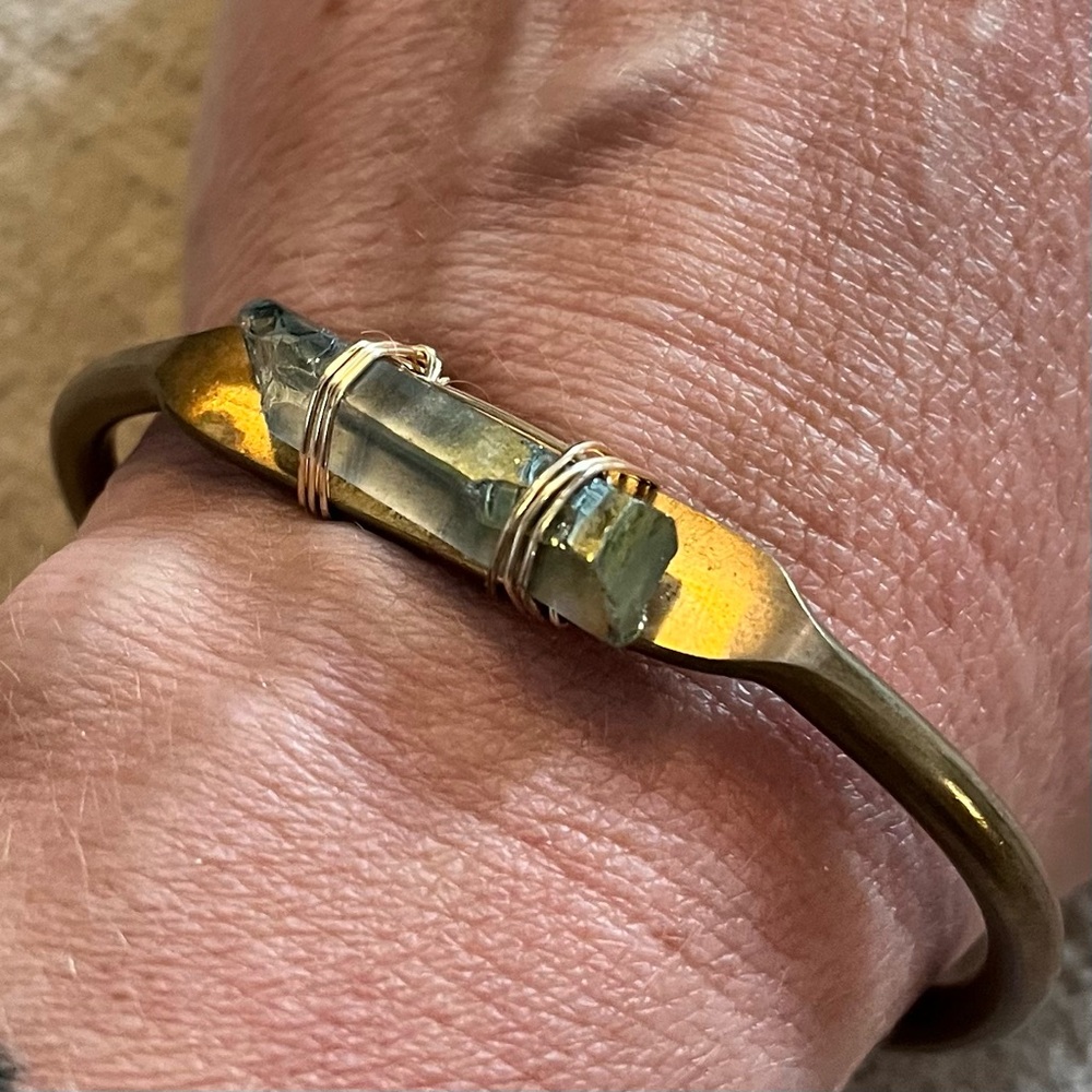 Handmade brass raw quartz crystal bracelet - Picture 8 of 9